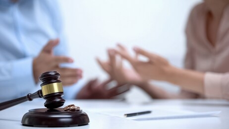离婚律师咨询/男方父母出钱买的房离婚怎么分？